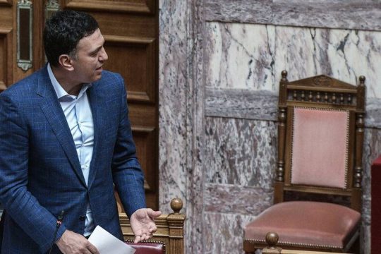 Στα άκρα η σύγκρουση για την τροπολογία-ασυλία σε πολιτικά στελέχη και λοιμωξιολόγους 