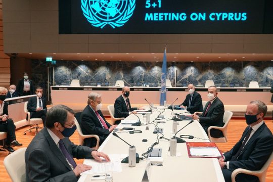Αμετακίνητοι στις θέσεις τους