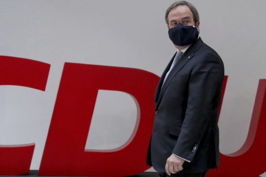Λευκός καπνός για τον υποψήφιο καγκελάριο της Δεξιάς στη Γερμανία