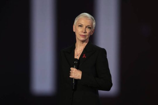 Έκκληση της Annie Lennox στον Τζο Μπάιντεν για τα εμβόλια