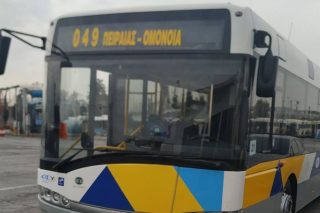 Ψηφιακή πινακίδα με… αυτοκόλλητα γράμματα σε «νέο» λεωφορείο
