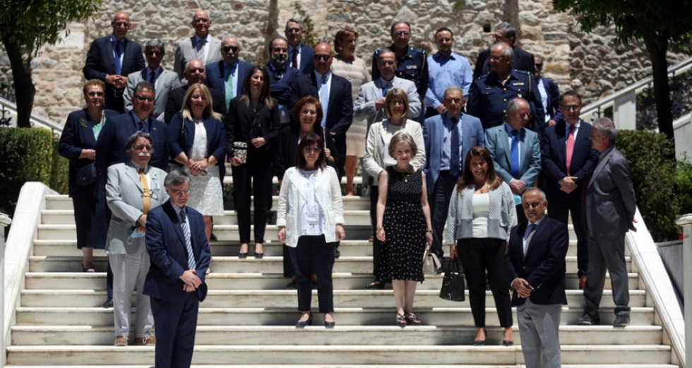 Λοιμωξιολόγοι – εργαλεία της πολιτικής εξουσίας