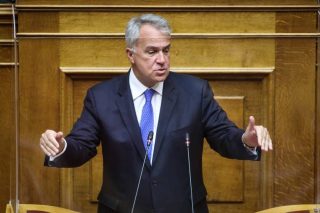 Tα πρώτα πυρά έπεσαν στη Βουλή