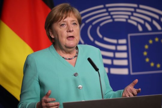 Έκκληση Μέρκελ για στήριξη του νόμου περί ενιαίων μέτρων του λοκντάουν στα κρατίδια