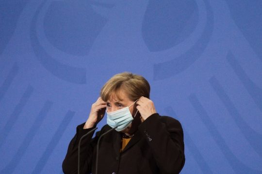 Προειδοποιεί η Μέρκελ, καθώς η πανδημία σαρώνει τη Γερμανία