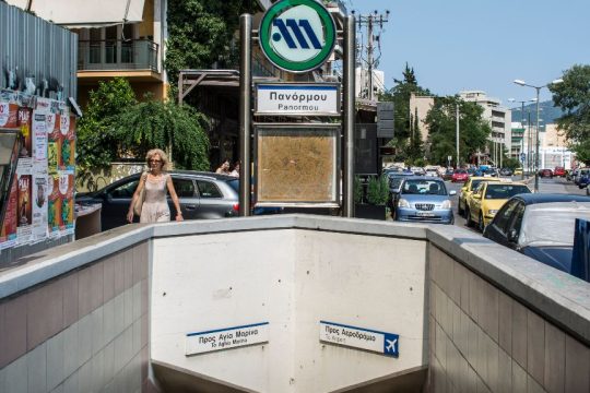 Συναγερμός στο μετρό: Νεκρή η γυναίκα που έπεσε στις ράγες της Πανόρμου