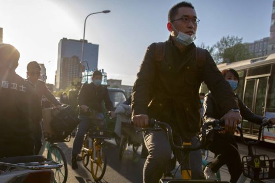 Πυρ και εναντίον υγειονομικών στην Μιανμάρ