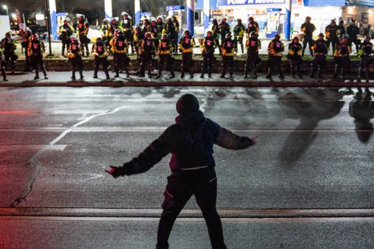 Η Μινεάπολις φλέγεται ξανά μετά τη δολοφονία μαύρου από αστυνομικό