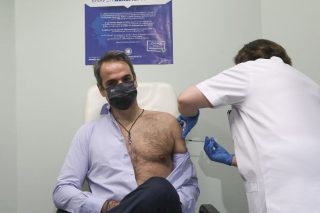 Το δούλεμα της κυβέρνησης και των ΜΜΕ (και) για τα εμβόλια
