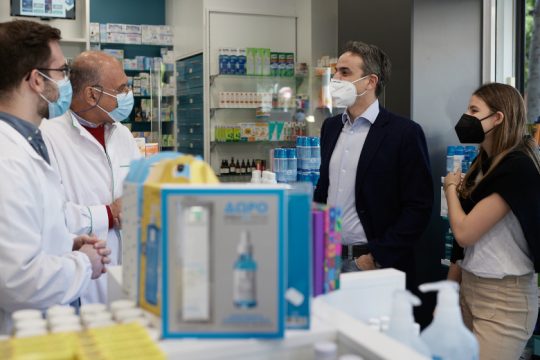 Ο Μητσοτάκης πήγε για σόου σε φαρμακείο που δεν έπρεπε να είναι ανοιχτό;