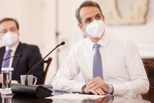 «Φρένο» Μητσοτάκη στο κυβερνητικό αλαλούμ για «Πάσχα στο χωριό»