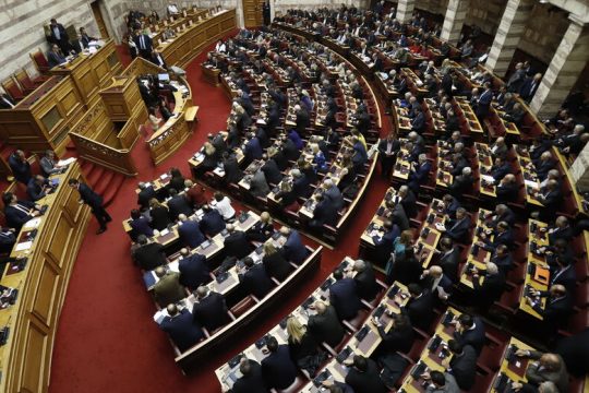 Ψάχνουν έξω τις ψήφους που χάνουν μέσα