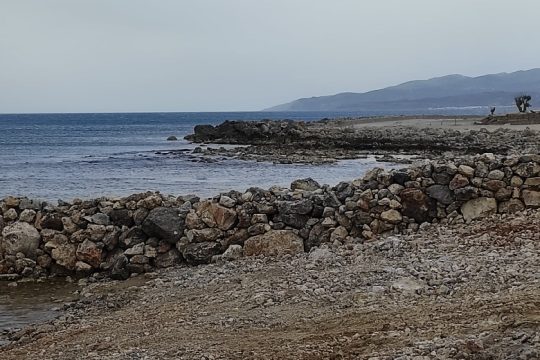 Καταγγελία για μπάζωμα και “ιδιωτικοποίηση” παραλίας στη Χερσόνησο