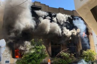 Κατεδαφίζεται μέρος διατηρητέου κτιρίου στον Πειραιά μετά τη φωτιά της Τετάρτης