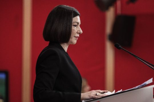 Επιμένουν προσχηματικά στην πολιτικοποίηση της συζήτησης και δε δίνουν τα πρακτικά
