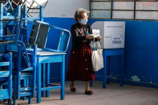 Καστίγο εναντίον Φουχιμόρι στον δεύτερο γύρο εκλογών στο Περού