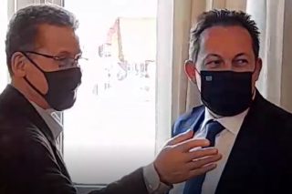 Μοίρασε έργα για να κάμψει τις αντιδράσεις