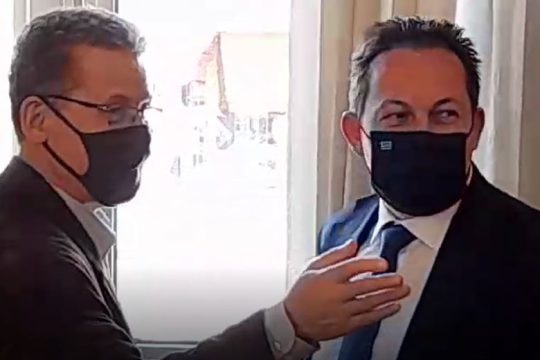 Μοίρασε έργα για να κάμψει τις αντιδράσεις
