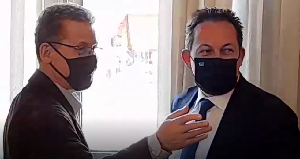 Μοίρασε έργα για να κάμψει τις αντιδράσεις