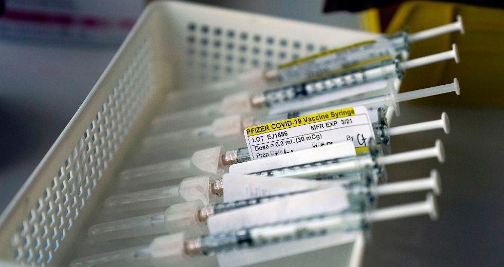 Πόσο κοστίζει το εμβόλιο της Pfizer; Ποιες οι ευθύνες της εταιρείας για τυχόν παρενέργειες;