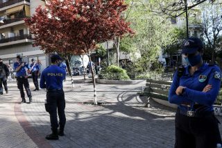 Στήνουν καρτέρι στις πλατείες