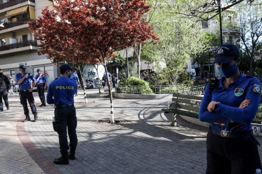Στήνουν καρτέρι στις πλατείες
