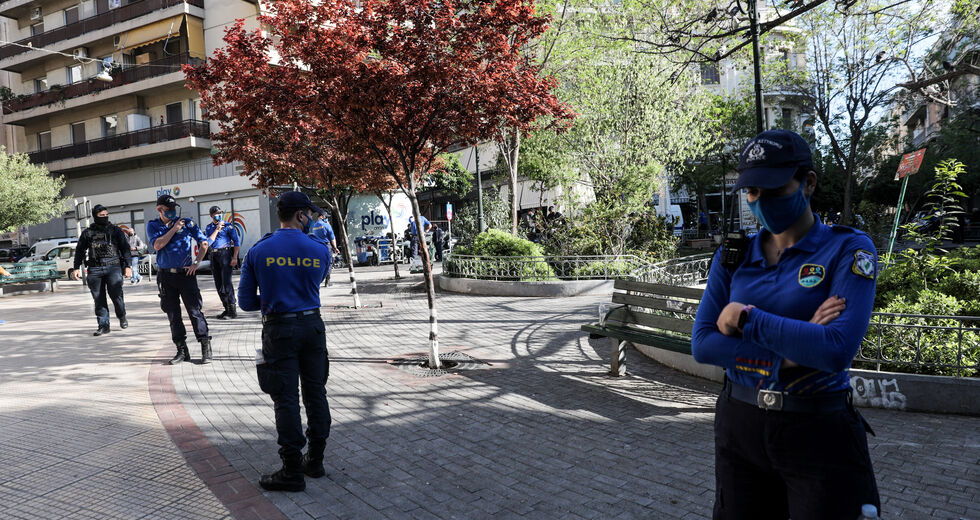 Στήνουν καρτέρι στις πλατείες