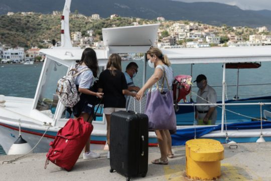 Κυβερνητική «ανεμελιά» με covid free νησιά και τουριστικά πειράματα