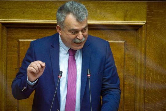 «Θα φτάσουν έγκαιρα τα self test στα φαρμακεία;»