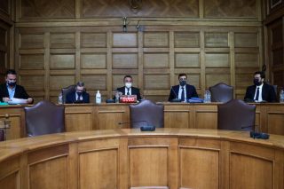 «Διατηρούν σε ισχύ το υποτιθέμενο “ρουσφέτι”»