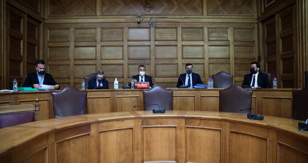 «Διατηρούν σε ισχύ το υποτιθέμενο “ρουσφέτι”»