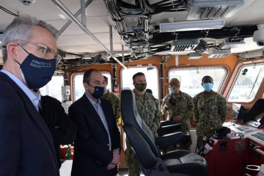 Επίσκεψη Πλακιωτάκη-Πάιατ σε σκάφη της Αμερικανικής Ακτοφυλακής στον Πειραιά