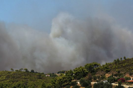 Μεγάλη πυρκαγιά στην Άνδρο – Εκκενώθηκαν δύο οικισμοί