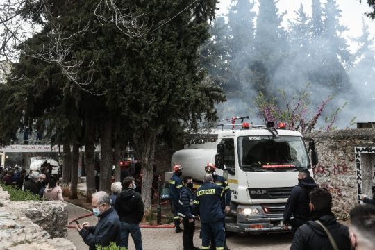 Φωτιά σε παλιό κτίριο πίσω από το «Χάραμα» στο Σκοπευτήριο Καισαριανής