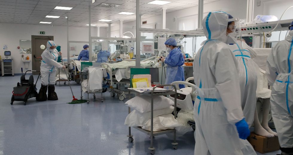 Πλησιάζουν τους 850 οι διασωληνωμένοι – Νέο ρεκόρ σήμερα