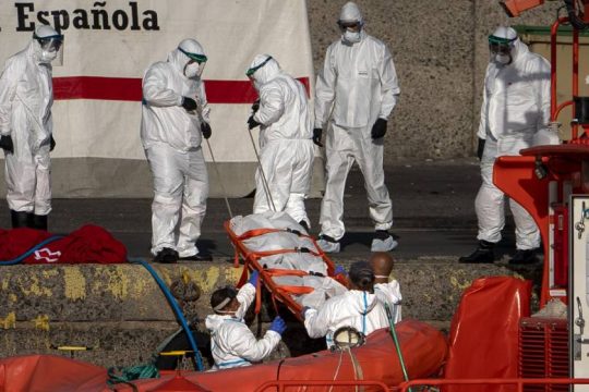 Τουλάχιστον τέσσερις μετανάστες βρέθηκαν νεκροί σε πλοίο στα Κανάρια