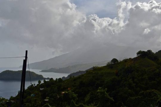 Ηφαιστειακή στάχτη κάλυψε τον Αγιο Βικέντιο, σε εγρήγορση οι αρχές