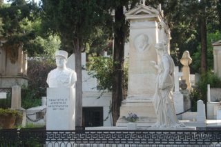 Ακρα του τάφου!