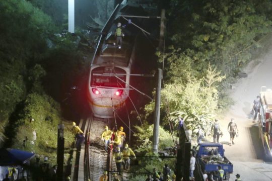 Ταϊβάν: Μεγαλώνει ο αριθμός των νεκρών στη σιδηροδρομική τραγωδία