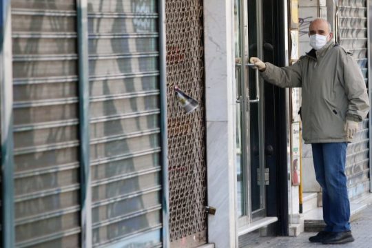 Ξεχειλίζει η δυσαρέσκεια στο παρά ένα του ανοίγματος των καταστημάτων
