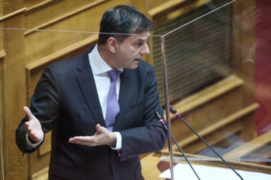 Τα άκουσε ο Θεοχάρης στη Βουλή για το άνοιγμα του τουρισμού