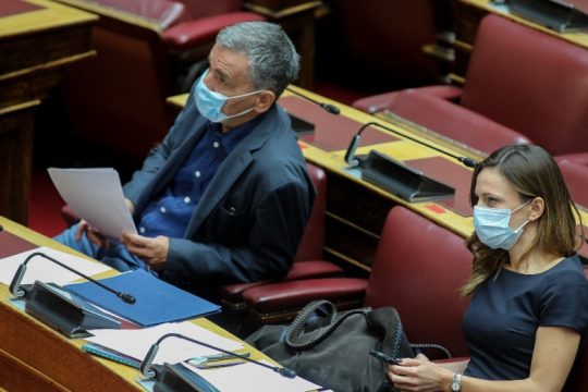 Σφοδρά πυρά από την αντιπολίτευση για την ΑΜΚ της Πειραιώς