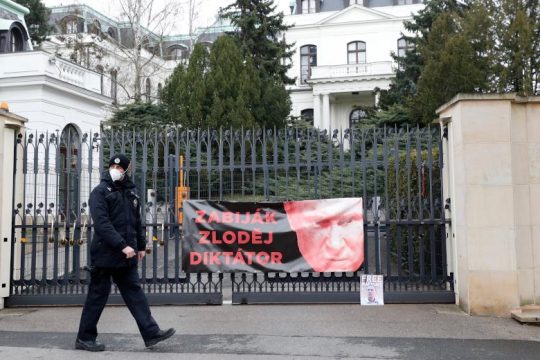 Πιέζει η Τσεχία συμμάχους και «εταίρους» να απελάσουν Ρώσους διπλωμάτες