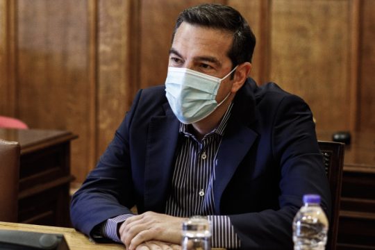 Αμείλικτα ερωτήματα Τσίπρα σε Μητσοτάκη για Πάσχα και εστίαση