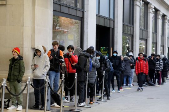 Πάρτι στο ΗΒ – Μπορούν από σήμερα να πιουν μπύρα στους κήπους των παμπ