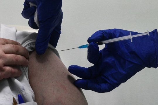 Από σήμερα τα ραντεβού εμβολιασμού για τους 55 – 59
