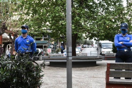 Υπό αστυνομικό κλοιό για δεύτερη ημέρα η πλ. Βαρνάβα στο Παγκράτι