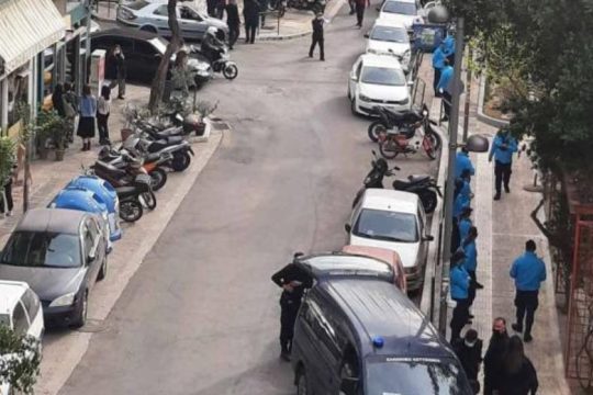 Αποκλεισμένη από την αστυνομία η πλατεία Βαρνάβα