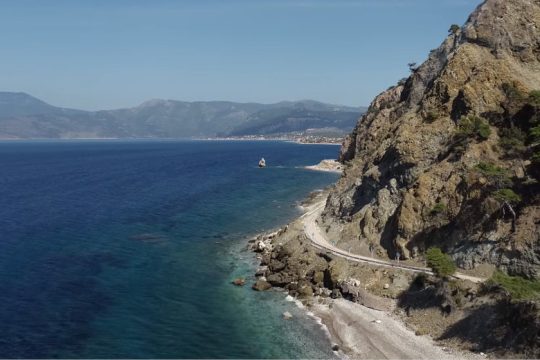 Ο ριψοκίνδυνος δρόμος της Αττικής που τον διασχίζεις κοιτώντας ψηλά