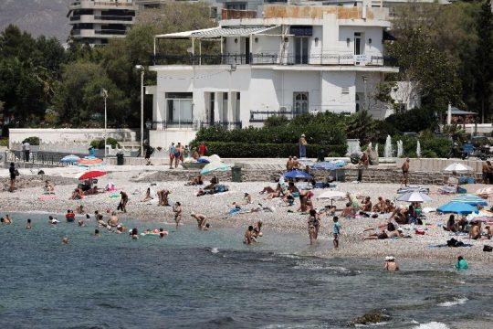 Νοικιάζουν σωρηδόν για το Πάσχα βίλες στα παράλια της Αττικής